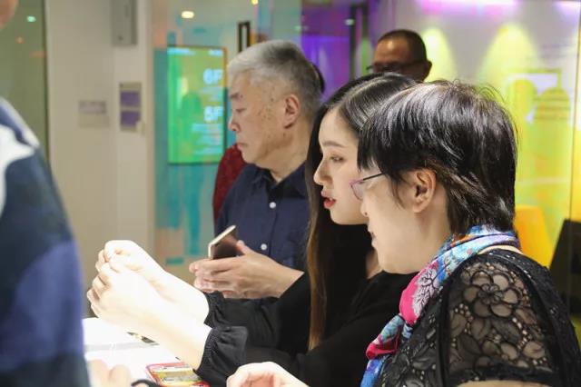 “小設(shè)計師”為觀眾講述作品背后的故事