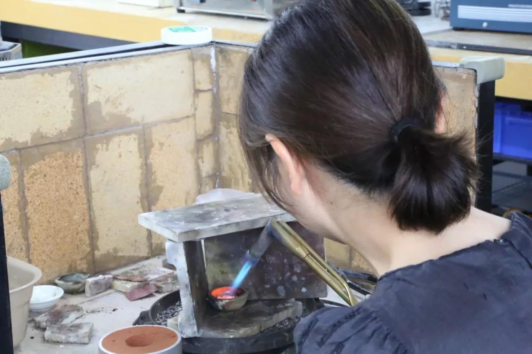 冷女士嘗試自己進行鑄造和鉅銼